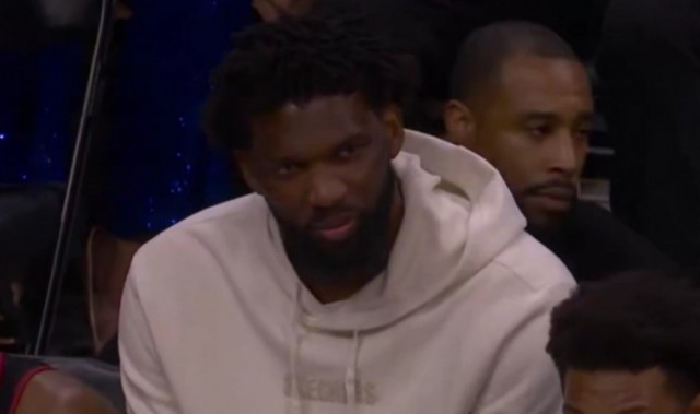 ggbet怎么充值-帝之微笑！76人末节落后马刺40+ 恩比德坐在替补席面带笑意